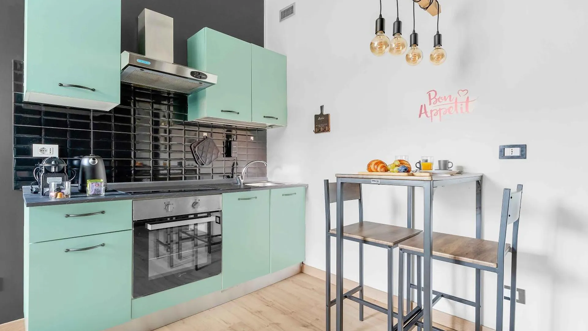 Stylish Studio 2 Minutes From Central Station Milan Apartment